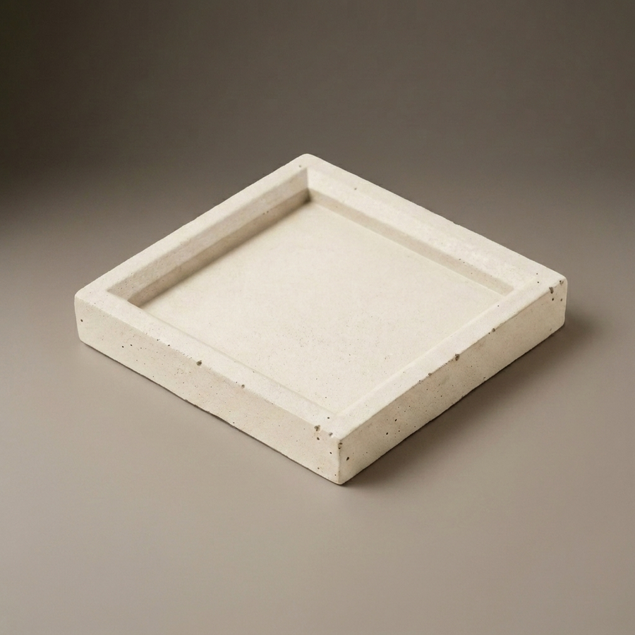 Quadratische Betonschale, heller Cremebeton vor warmem Greige-Hintergrund – Beton Atelier